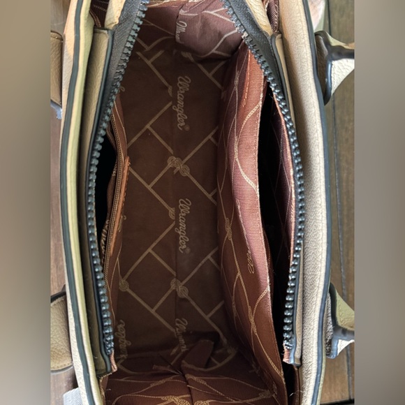 Wrangler Cream Handbag Set with Detachable Logo Strap and Matching Wallet - Picture 5 of 11